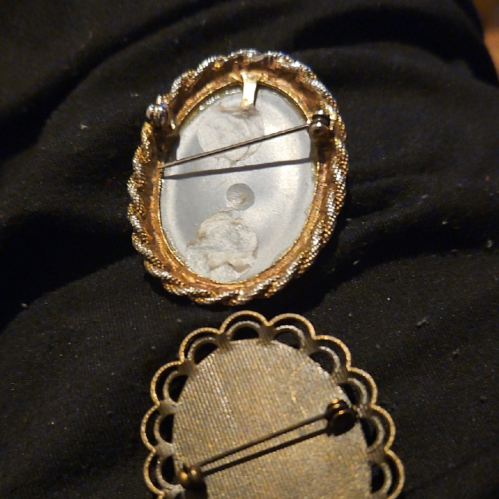 Elegant Cameo Brooch Set - Goldtone  and Cream - Picture 8 of 8
